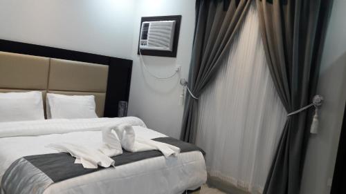 吉达اريس الشرق للشقق المخدومة的酒店客房设有两张床和窗户。