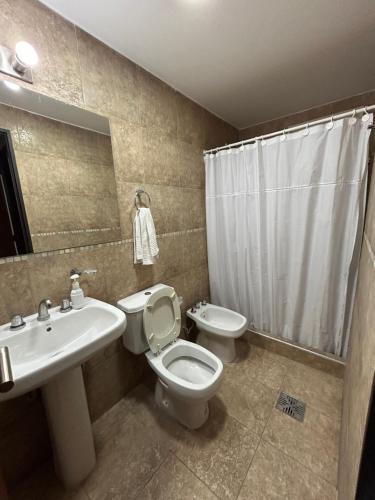 圣胡安Consorcio San Ignacio的一间带卫生间和水槽的浴室