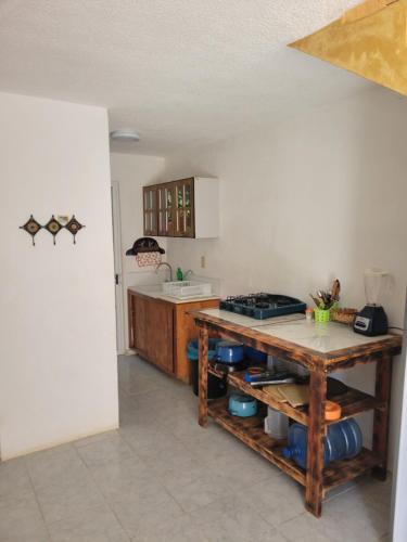 锡瓦塔塔内霍Casa Amarilla的厨房配有柜台和桌子