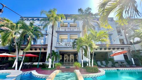 拉塞瓦金塔实酒店的一座拥有游泳池和棕榈树的酒店