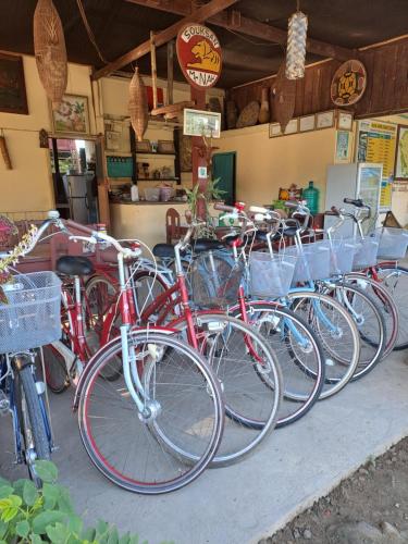 东德岛Riverside Bungalow Don Det的停在商店里的一排自行车