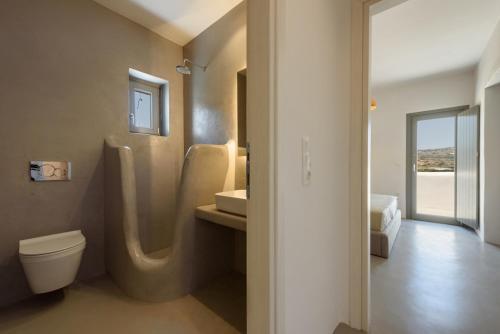 MármaraAegean Gem Villa with private pool in Paros的一间带卫生间和水槽的浴室