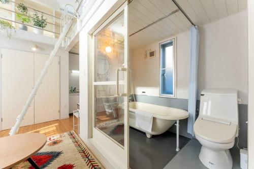 东京M'sHouse的浴室配有卫生间、浴缸和水槽。