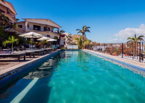 卡波圣卢卡斯Marina View Villas的度假村内的一个蓝色海水游泳池