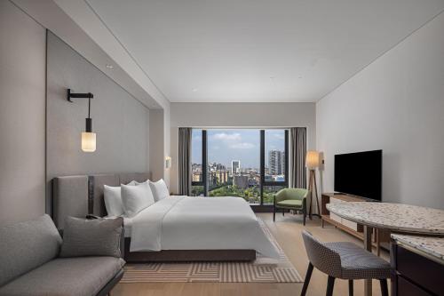 广州广州新世界酒店的酒店客房设有床和客厅。