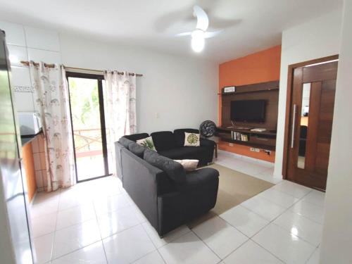 伊利亚贝拉Apartamento em Ilha bela的带沙发和电视的客厅