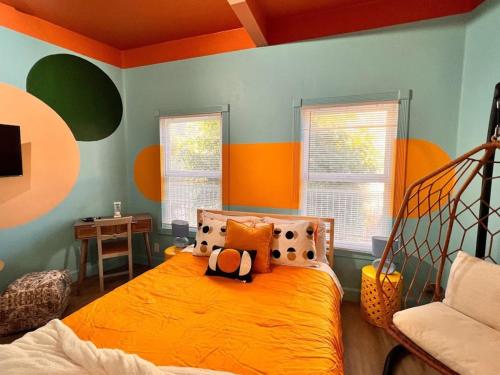 圣地亚哥Somerset Hotel的一间卧室配有橙色的床和椅子