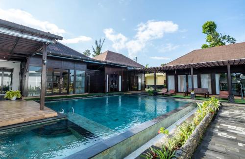 姆杜克Shankara Munduk Bali的房屋前的游泳池