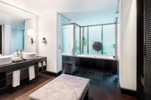 苏林海滩Twinpalms Phuket的一间带两个盥洗盆的浴室和一个大窗户