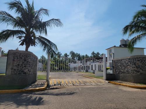 锡瓦塔塔内霍Casa de las Palmas的一座楼前有棕榈树的大门