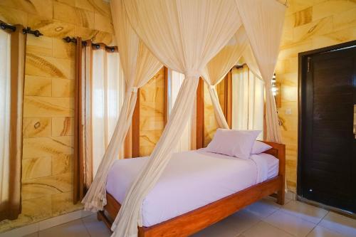 BalianMejan Home Stay的一间卧室配有一张带天蓬的床