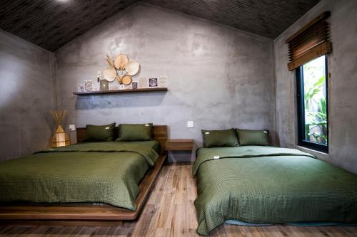 潘切Eco House Villa的一间卧室设有两张床和窗户。