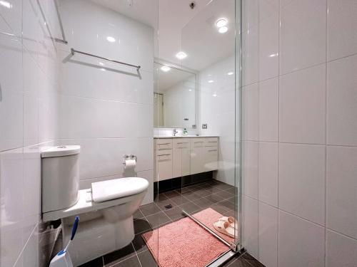 悉尼Share House Master Room Near Chatswood Station的浴室设有卫生间和带镜子的淋浴