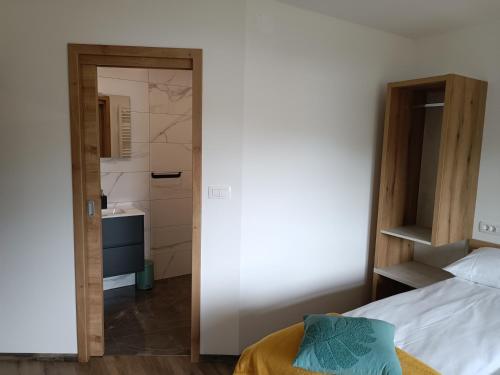 博希尼Apartmaji Hodak的客房设有带一张床的卧室和一间浴室。