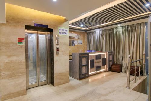 新德里Hotel HSP Suites At Delhi Airport的大楼内带电梯和门的大堂