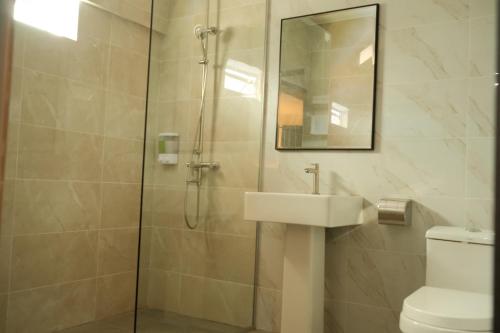 民都鲁UniHome Suite的带淋浴、水槽和卫生间的浴室