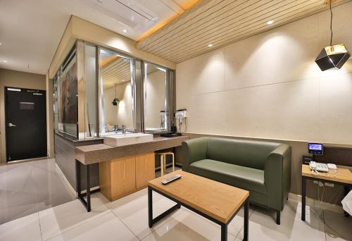 浦项Pohang A1 Jukdo的一间带绿色椅子和水槽的浴室