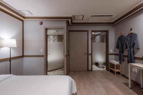 釜山O Hotel的一间卧室设有床铺和更衣室