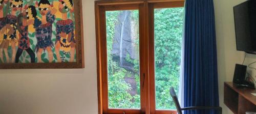 乌布Villa Biyu Siyu的窗户,享有树林美景