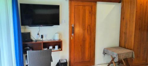乌布Villa Biyu Siyu的客房设有平面电视和椅子。