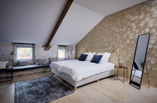 马斯特里赫特B&B Maas en Heuvel Maastricht的卧室配有一张白色大床和镜子