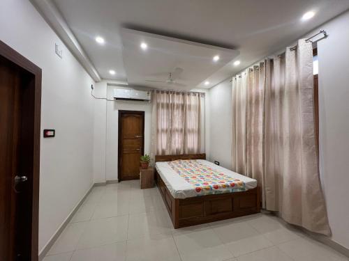 德奥加尔Shrinath Palace的卧室中间设有一张床