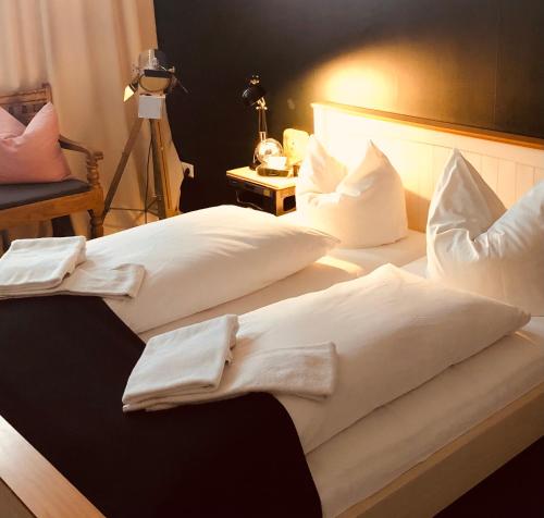 威廉港beans parc hotel jade的两张带白色床单和枕头的床。