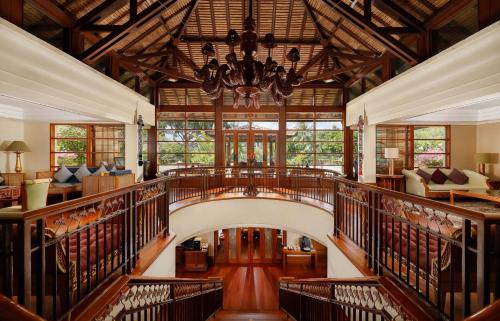 努沙杜瓦巴厘岛努沙杜阿海滩Spa酒店的大型客房设有木制天花板和吊灯。