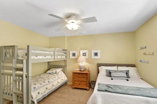 圣西蒙斯岛Turtle Cove的一间卧室设有两张双层床和吊扇