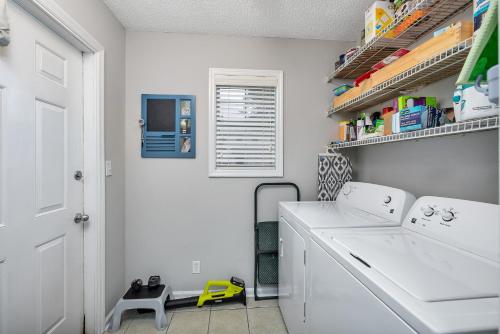 圣西蒙斯岛150 South Island Square的白色洗衣房配有洗衣机和烘干机