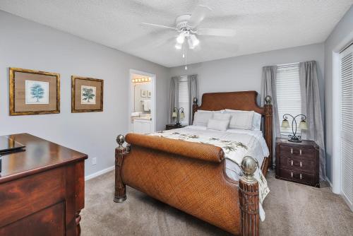 圣西蒙斯岛150 South Island Square的一间卧室配有一张床和吊扇