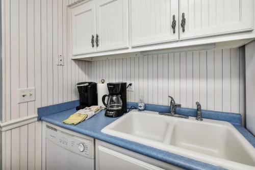 圣西蒙斯岛Ocean Walk H-14的厨房配有水槽和台面