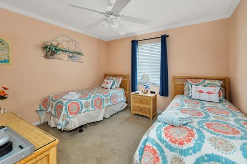 圣西蒙斯岛Ocean Walk H-14的一间卧室设有两张床和盥洗盆