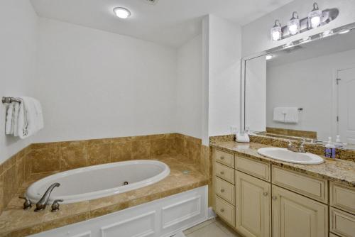 圣西蒙斯岛Salt Therapy的带浴缸、水槽和镜子的浴室