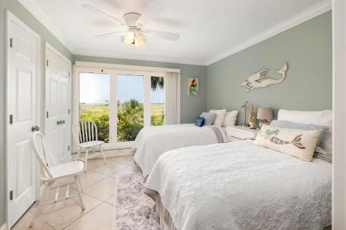 圣西蒙斯岛Birds Eye View的一间卧室设有两张床和窗户。