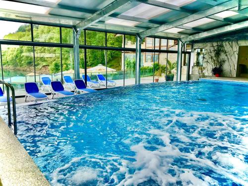 Pasarel卡梅罗酒店的一个带蓝色椅子的大型游泳池
