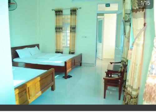 Tiên TânHotel Thi Hoa Bái Đính的一间医院间,配有一张床和一把椅子