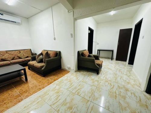 Private Entrance 2 Bedroom Apartment fully furnished的休息区