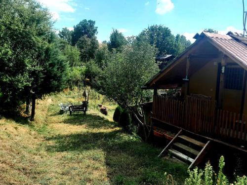 科查尼Krushka, Kochani, Osogovo的田野上的小屋,有长凳和树木