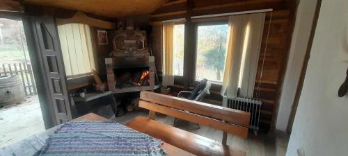 科查尼Krushka, Kochani, Osogovo的一间卧室设有壁炉、长凳和窗户。