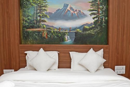 加德满都Hotel Dipjyoti的一间卧室配有两张床,墙上挂着一幅画