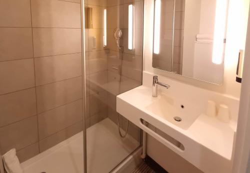 尼斯B&B HOTEL Nice Stade Riviera的带淋浴和盥洗盆的浴室