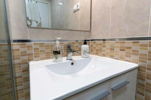 格兰阿利坎特rentafive Nuevo Barbacoa Terraza Playa的浴室设有白色水槽和镜子