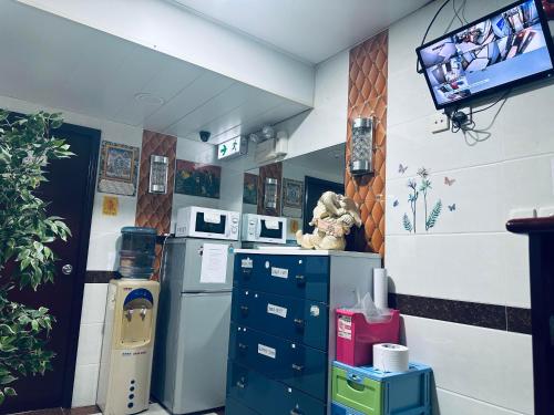 香港KATHMANDU GUEST HOUSE的厨房配有墙上的电视