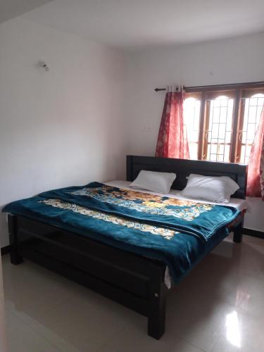 乌提Sai Trishuul home stay的一张位于带窗户的房间的床