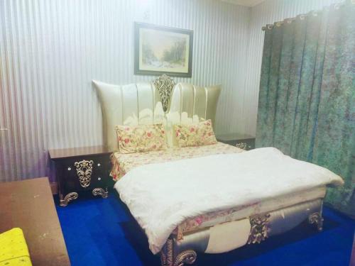穆里Rashk e Qamar的一间卧室配有带白色床单和枕头的床。