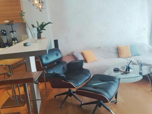 卡利斯托斯Aris Apt的客厅配有沙发和桌椅