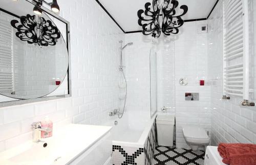 奥尔什丁APRTAMENT PARK CENTRALNY的一间带盥洗盆和吊灯的浴室