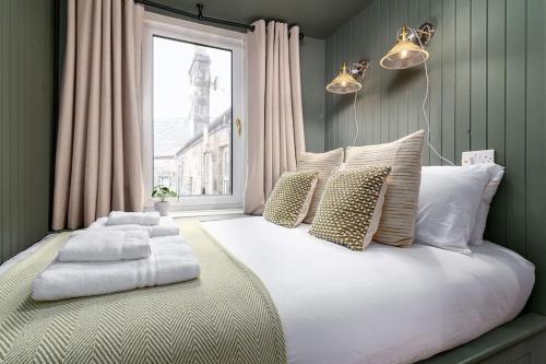 斯特灵The Stylish 3-Bedroom Maisonette Retreat的卧室配有一张大白色床和窗户