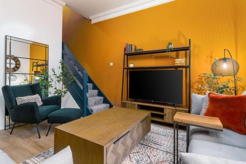 斯特灵The Stylish 3-Bedroom Maisonette Retreat的客厅配有电视、沙发和椅子